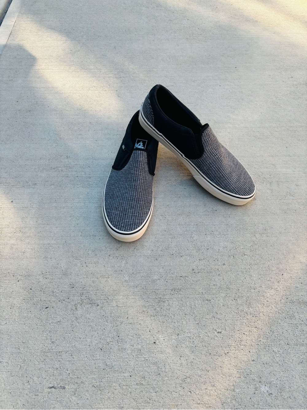 Vans Men’s Slip-On Loafers in Black and Grey Woven Canvas size 12